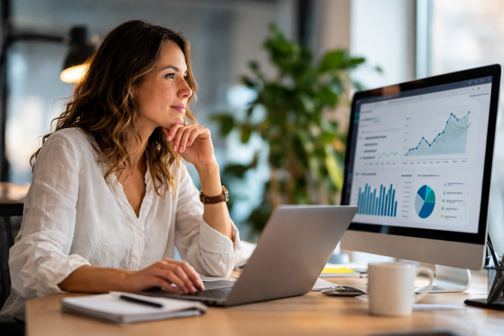 femme entrepreneuse devant un pc